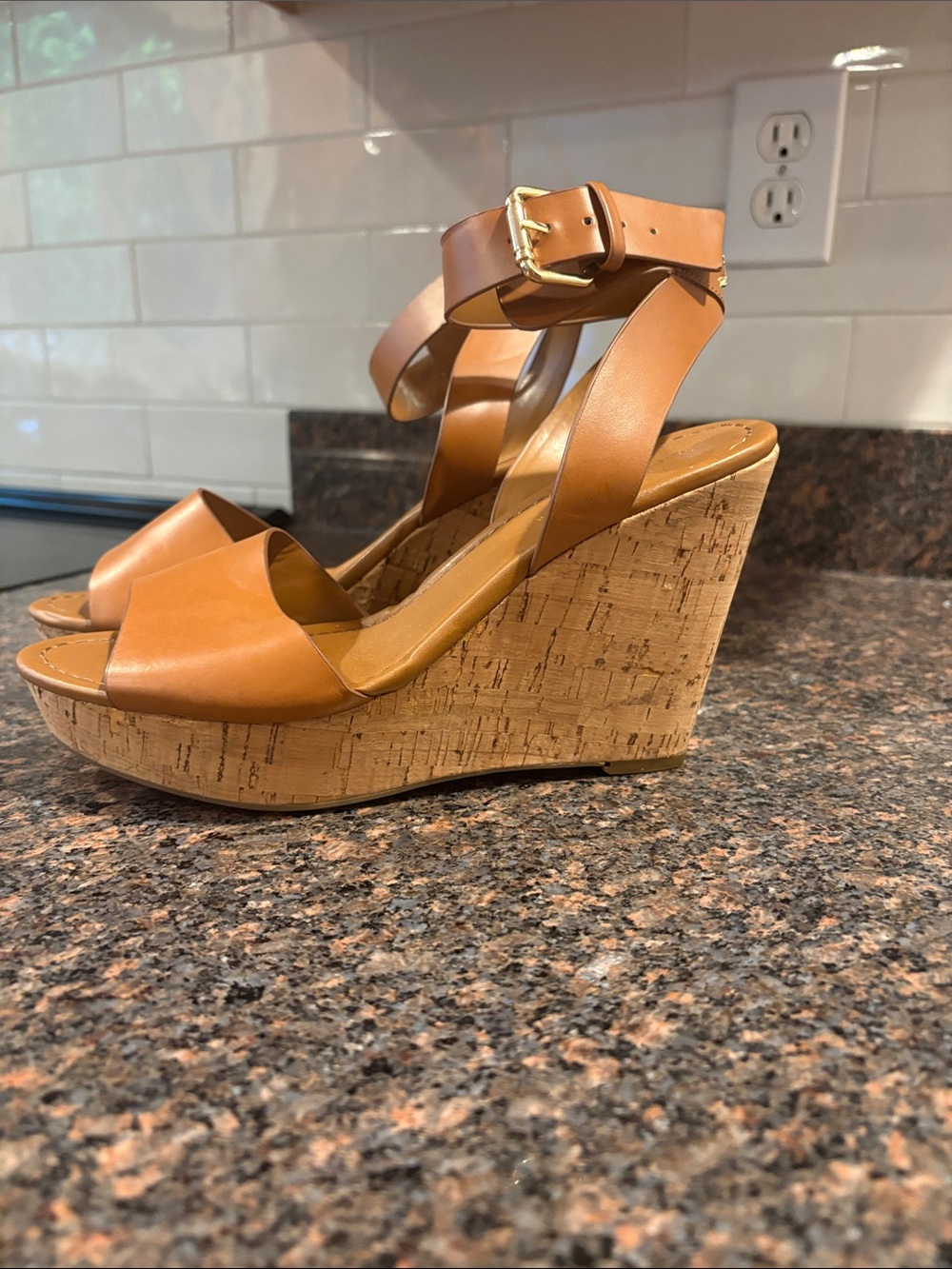 NWOB TOMMY HILFIGER WEDGES SIZE 9.5